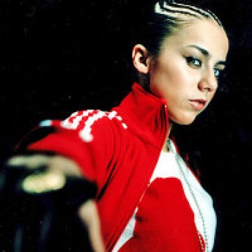 Lady Sovereign си реже ръцете от нерви