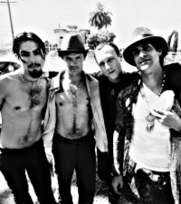 Jane&#039;s Addiction включиха супер вип пакет в турнето си