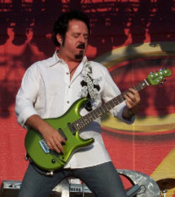 Steve Lukather от Toto с концерт в столицата