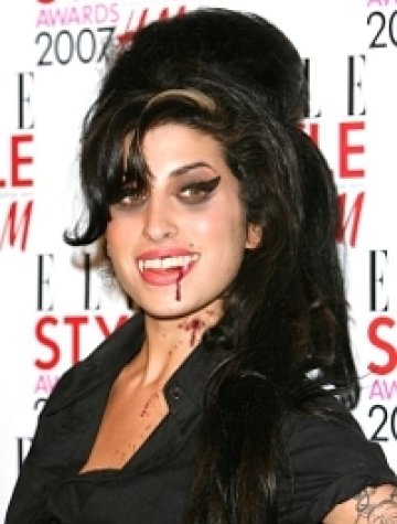 Amy Winehouse готви вампирско новогодишно парти?