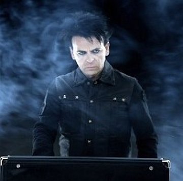 Gary Numan свири Cars върху коли