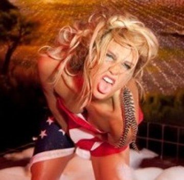 Ke$ha в защита на гей младежта с We R Who We R 