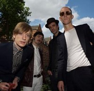 Kula Shaker подаряват две коледни парчета