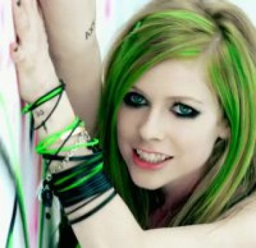 Avril Lavigne раздава усмивки в новия си клип