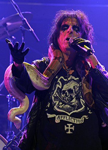 Alice Cooper: Веднъж се наръгах с меч на сцената