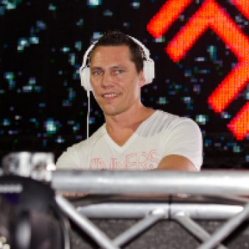 10 000 в транс с Tiesto, диджеят развя българския флаг на зазоряване