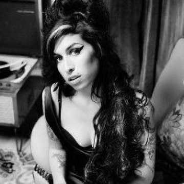 Amy Winehouse отново номер едно в класациите