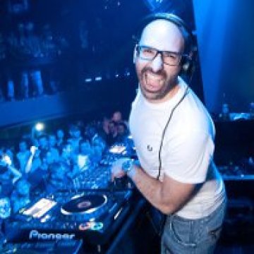 Испански хаус в петък с Dj Chus