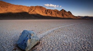 Снимка: sky-today.com  Racetrack Playa или пътуващите камъни