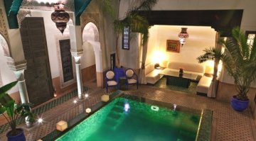 Ориенталска пищност в хотел Riad Farnatchi в Мароко