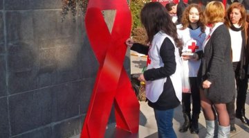 Произведени от организма протеини контролират HIV