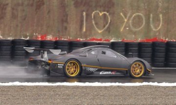 Люис Хамилтън си поръча уникална Pagani Zonda