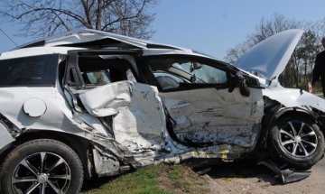 Пиян се натресе в дърво, 18-годишно момиче загина 