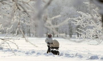 Неволите на младите майки през зимата