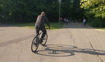 Срам! Колездач прегази дете в Южния парк и избяга