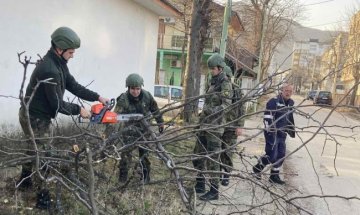 И военни помагат за щетите след бурния вятър във Враца