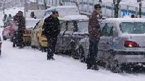 Временни ограничения в движението на МПС в страната заради снеговалежа