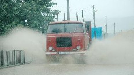 Обстановката в страната все още е тежка, пътищата са непроходими