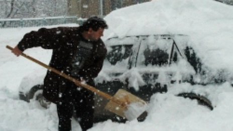 Снегът започна да парализира  България