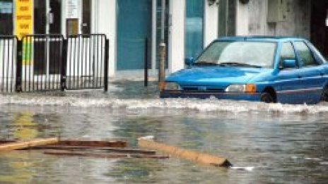 Тридесет и два декара от северния плаж в Бургас са под вода