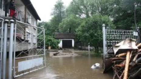 Бедствено положение в Трудовец. Дъждът удави къщи и животни