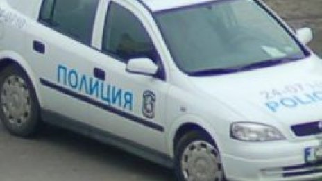 Пиян моторист се натресе в бордюра пред полицаи