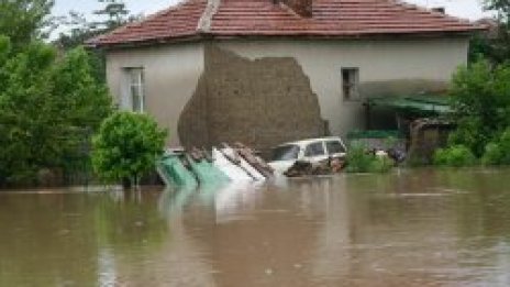 Раздават ваксини в Цар Калоян, бедственото положение остава