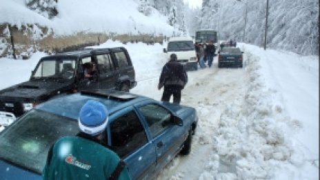 Няколко прохода са затворени, пътищата са мокри