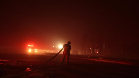 Близо 30 000 бяха евакуирани след пожар в предградие на Лос Анджелис