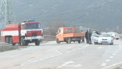 Пияни се натресоха с кола в боклукчийски камион в Пловдив