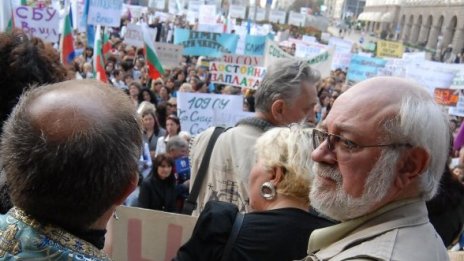 Хиляди на протест под дъжда в София