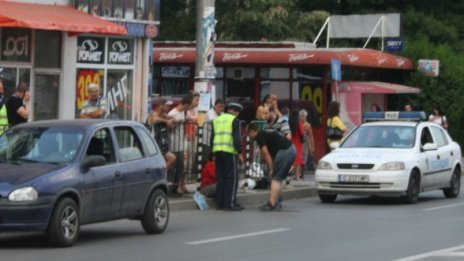 Опел блъсна жена на булевард Стамболийски