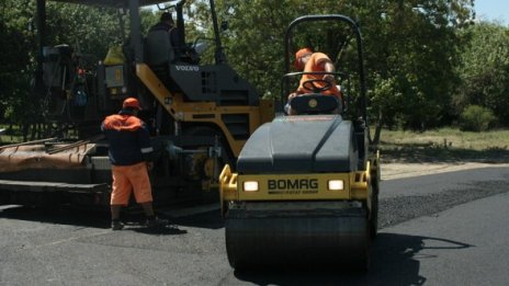 Летни ремонти по пътищата и затворени проходи