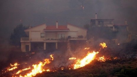 Борят се на четири фронта с пожарите около Атина