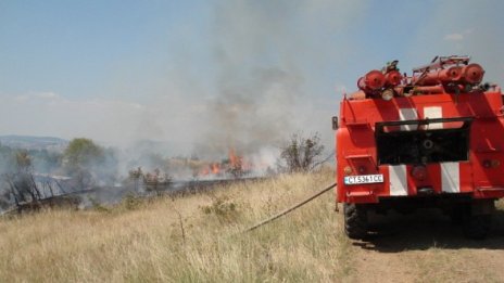 Горят сухи треви и храсти в Свиленградско