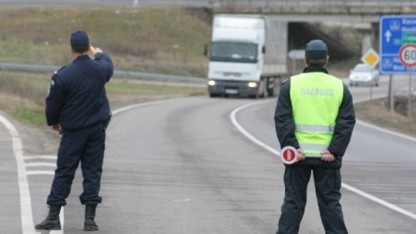 В неделя катаджия връз катаджия по пътя от Бургас