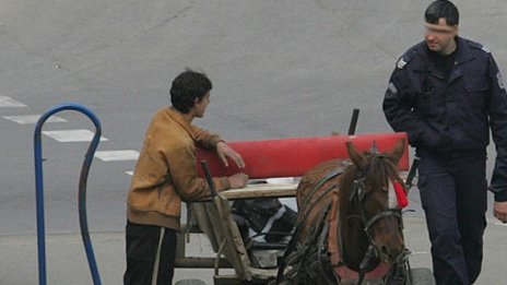 Пияни. Бият полицаи. И карат каруца с превишена скорост