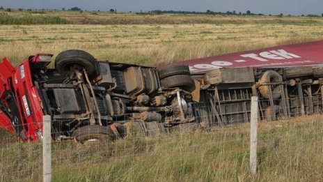 Два турски тира се обърнаха край Елхово