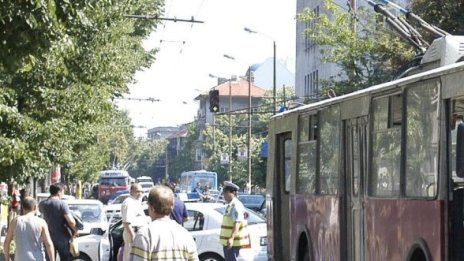 Блъснаха жена - шофьор, докато поставяла "тиранти" на тролей