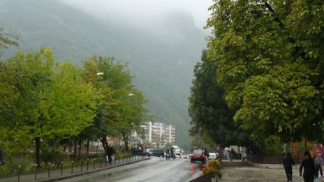 В западните райони на страната пътищата са мокри