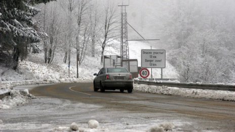 Вали сняг. Вече има и закъсали автомобили