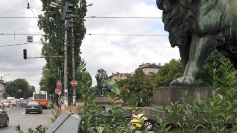 Мъж натъпкан в черен джип на Лъвов мост