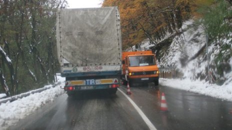 Мокри пътища в района на проходите