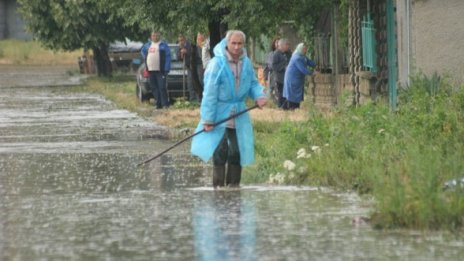 Порой срина мостове, изрови пътища в Югозападна България