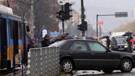 Мерцедес се вряза в трамвайна спирка, няма пострадали