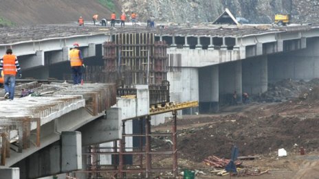 Наши и турски строители гуша за гуша на магистрала "Люлин"