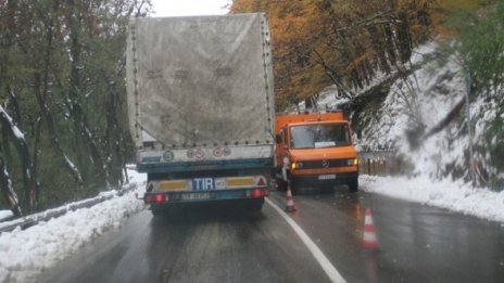 Пътищата в по-голяма част от страната са сухи