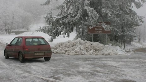 Пътищата в страната са мокри и хлъзгави