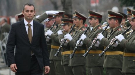 Боеприпасите се съхраняват безхаберно, призна военният министър