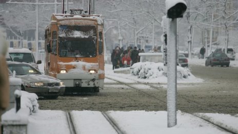 София – снежна, студена и... тъмна